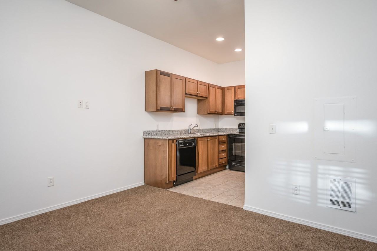 455 NE 24th Ave - Photo 3 of 18
