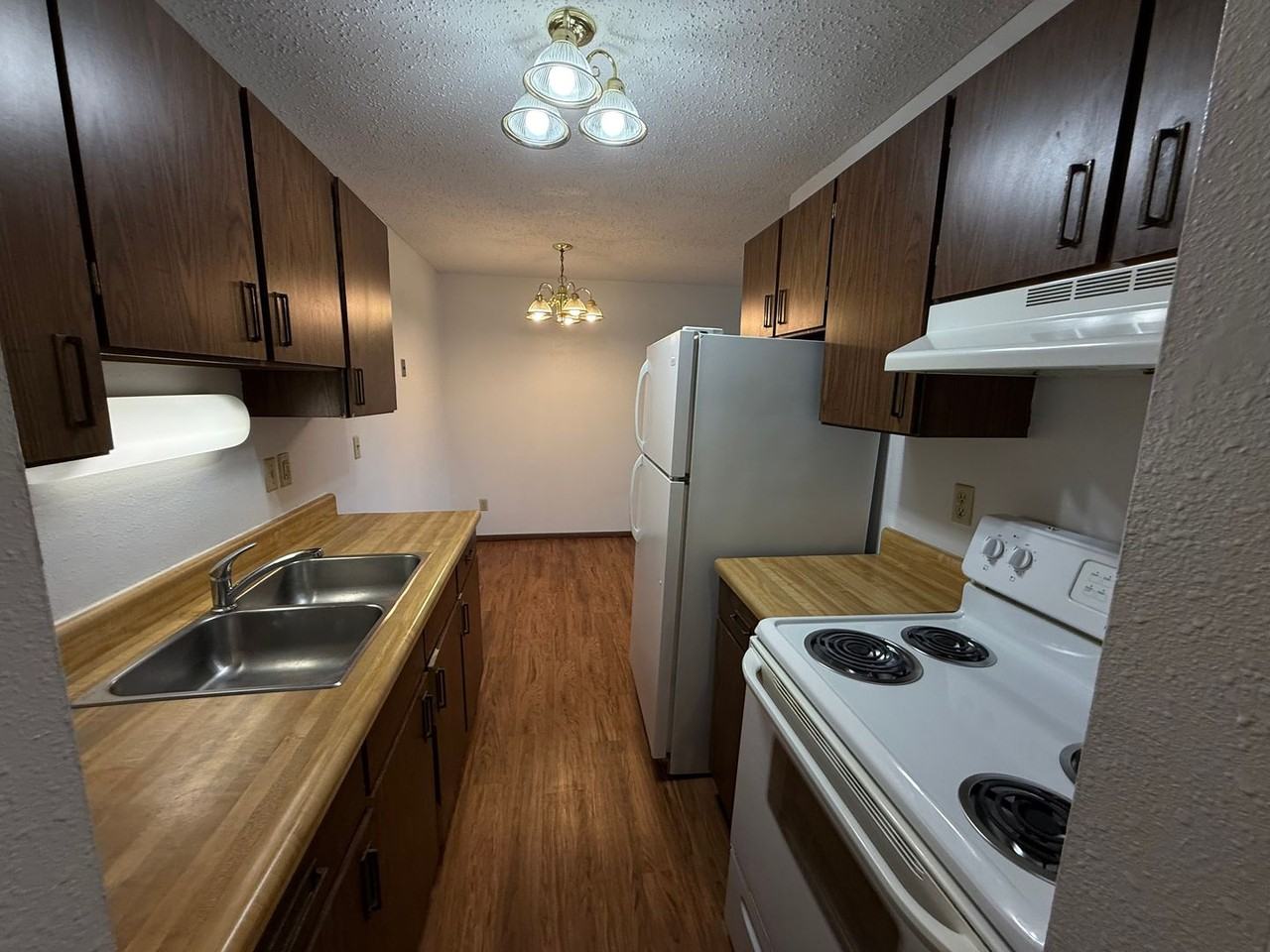 Royal Manor Apartments - Photo 3 of 15