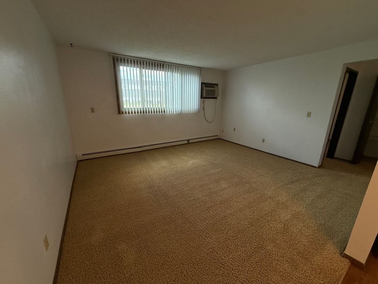 Royal Manor Apartments - Photo 4 of 15