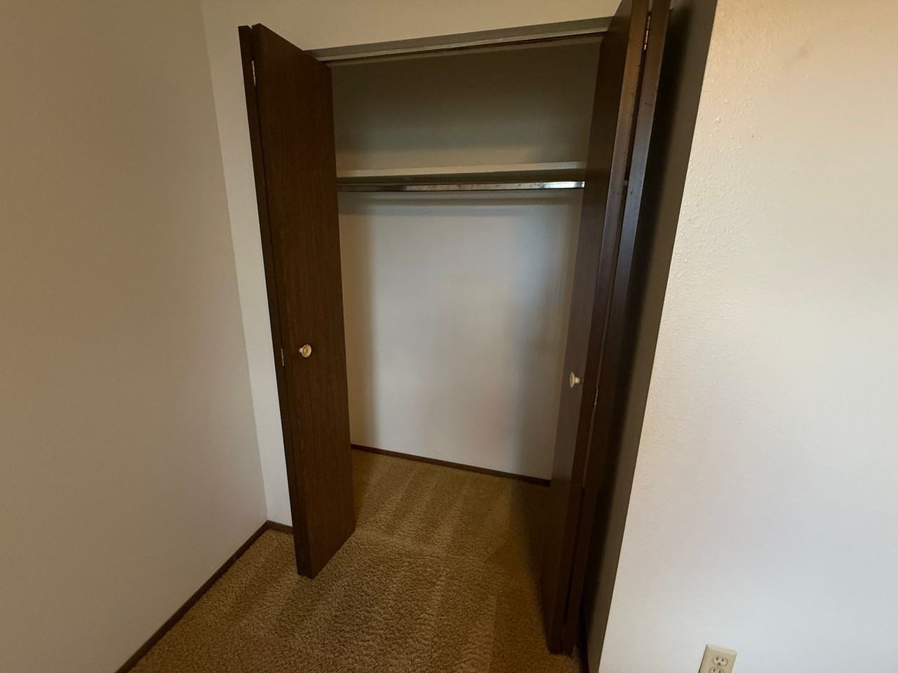 Royal Manor Apartments - Photo 6 of 15