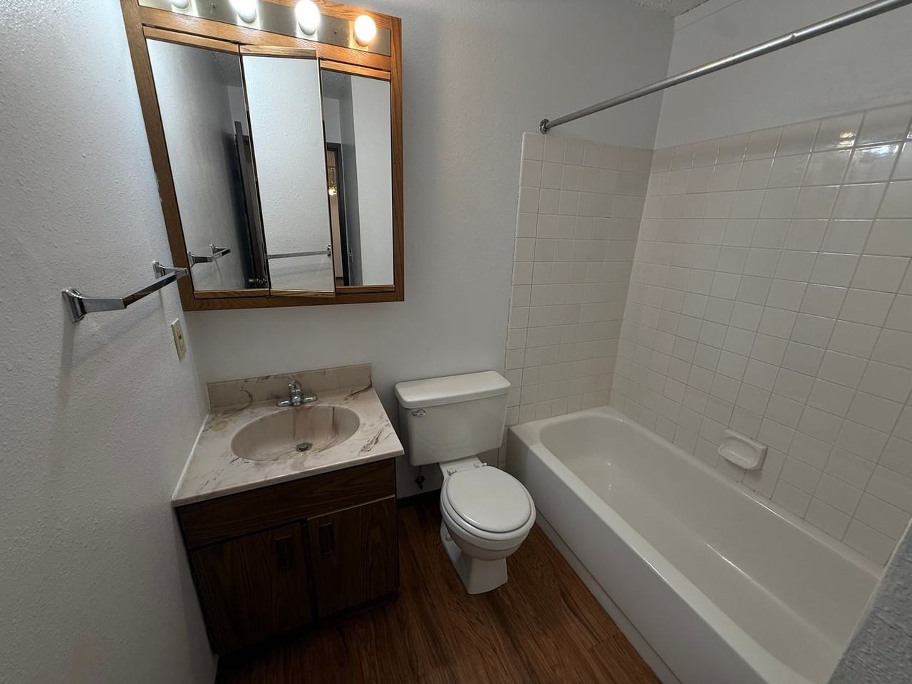 Royal Manor Apartments - Photo 7 of 15