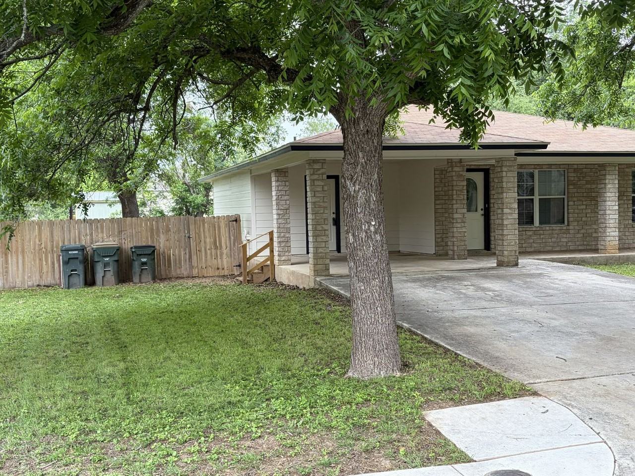 617 Conway Dr - Photo 2 of 14