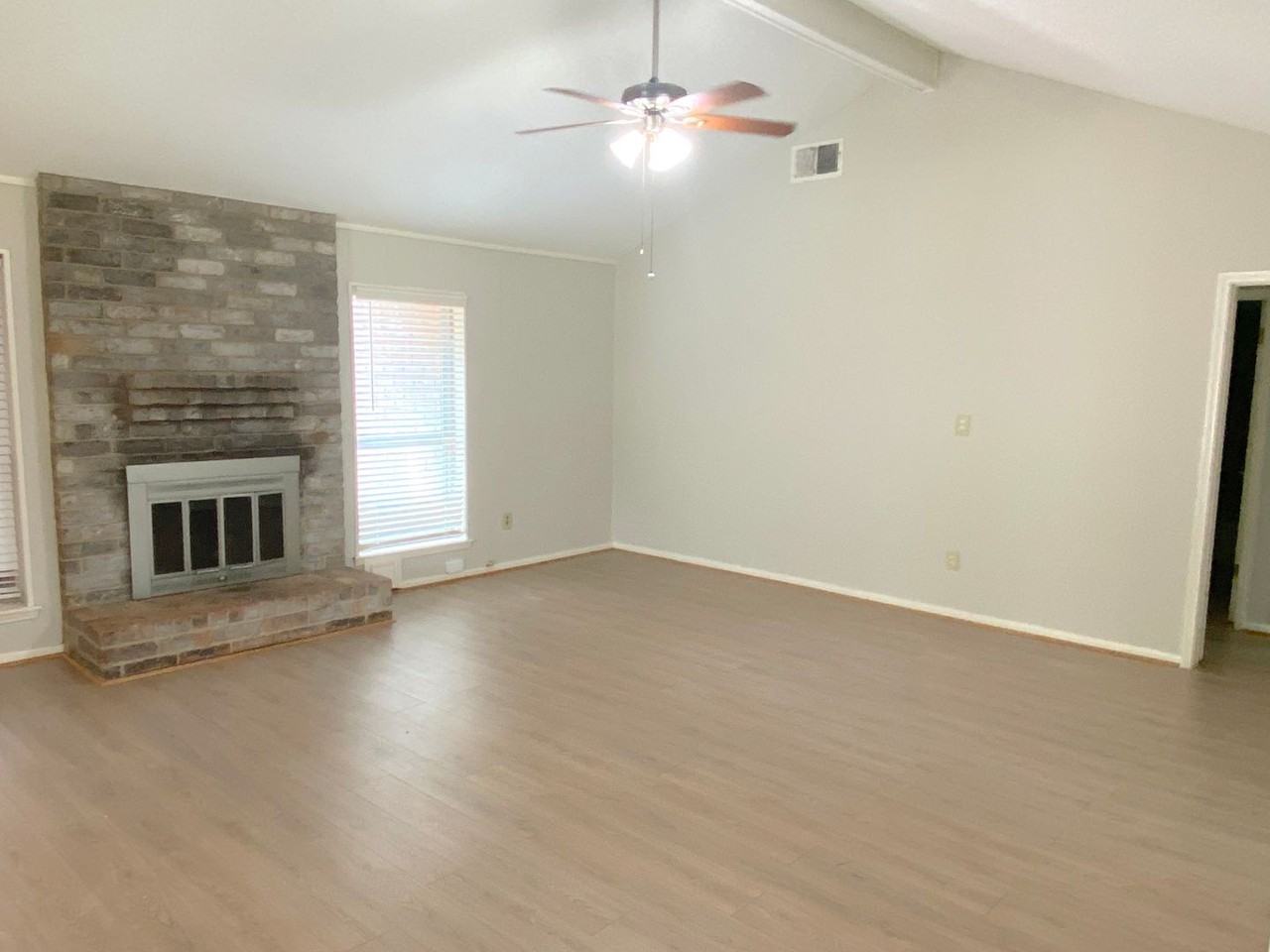 22303 N Fork Dr - Photo 4 of 26
