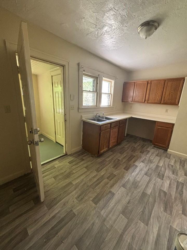 935 E 131st St - Photo 5 of 10