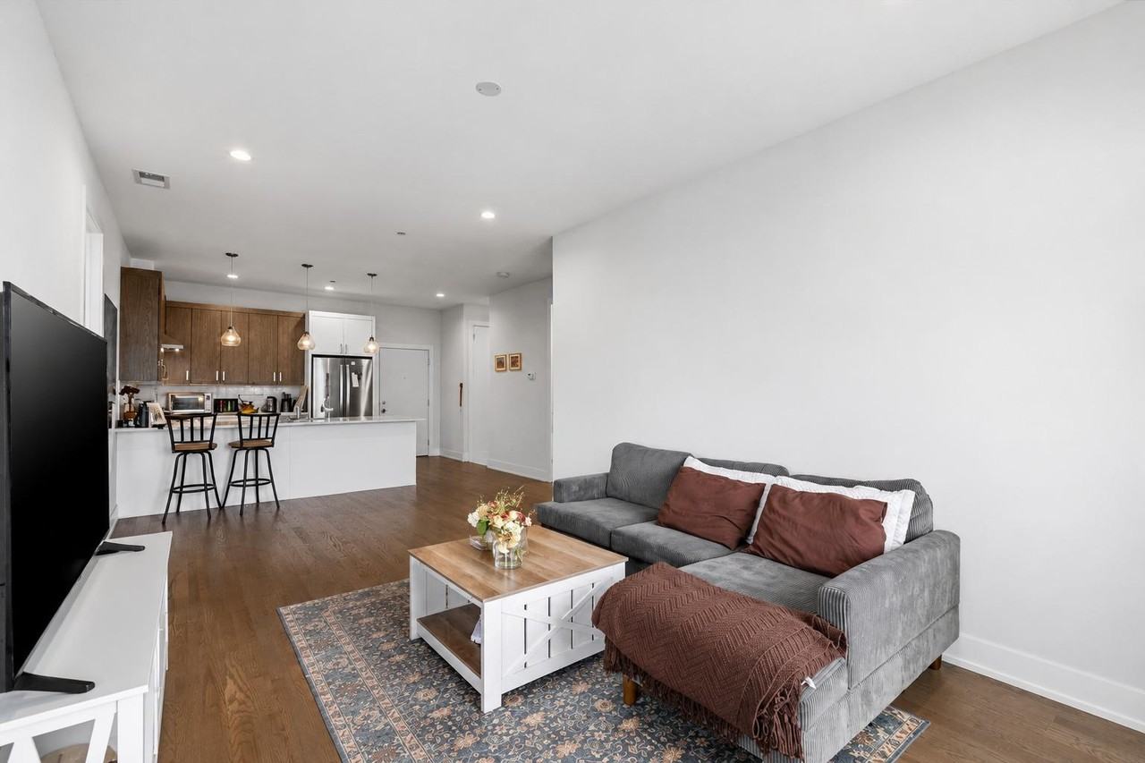 2217 W Madison St #403 - Photo 4 of 17