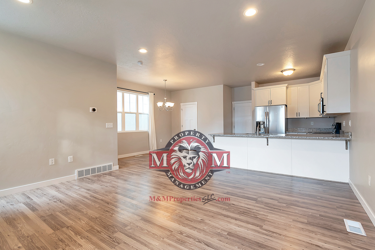 1103 W Emerald Pools Ln - Photo 4 of 32