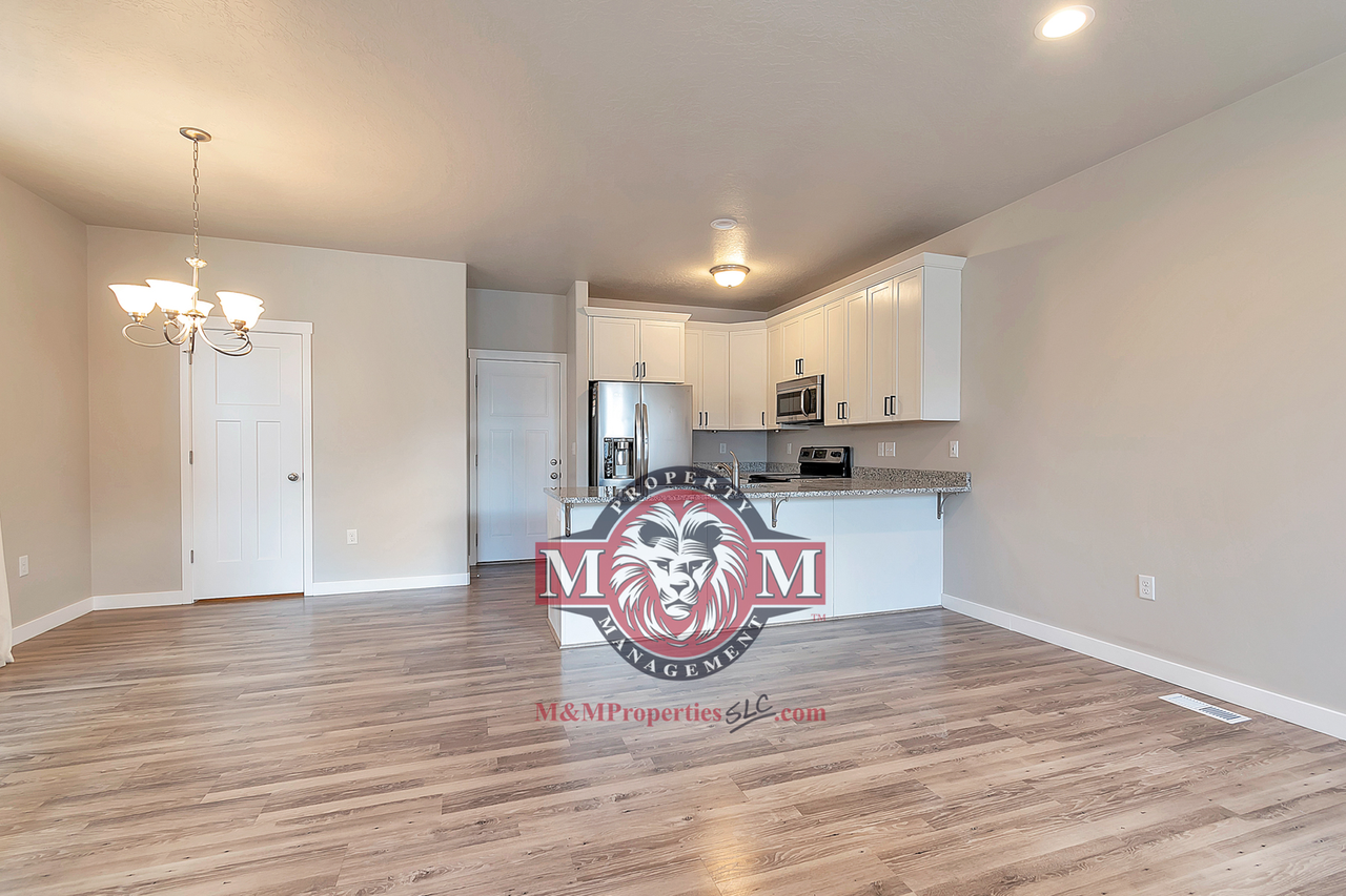 1103 W Emerald Pools Ln - Photo 5 of 32