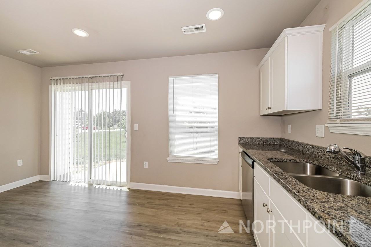 102 Sw Rose St - Photo 7 of 17