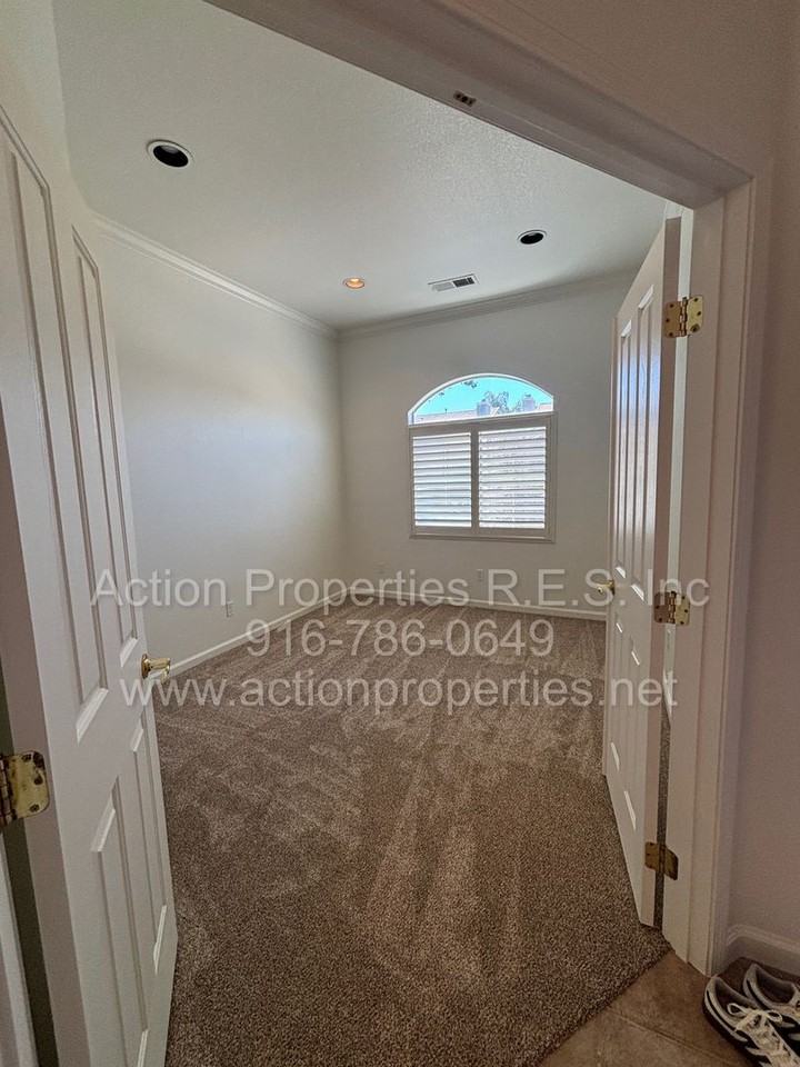 320 Bettencourt Dr - Photo 3 of 32