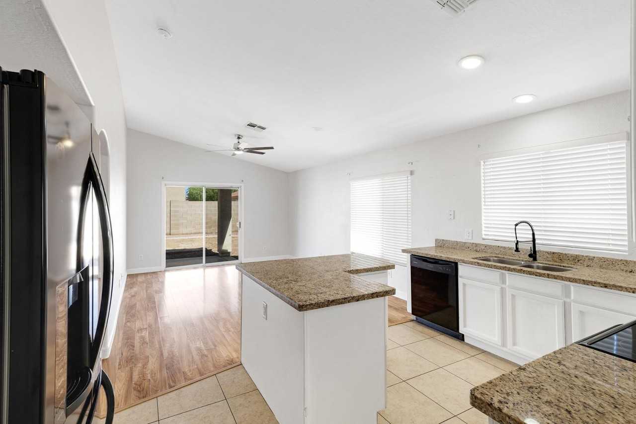11518 W Paradise Dr - Photo 5 of 20