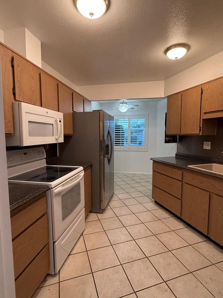 16653 N 103rd Ave - Photo 7 of 27