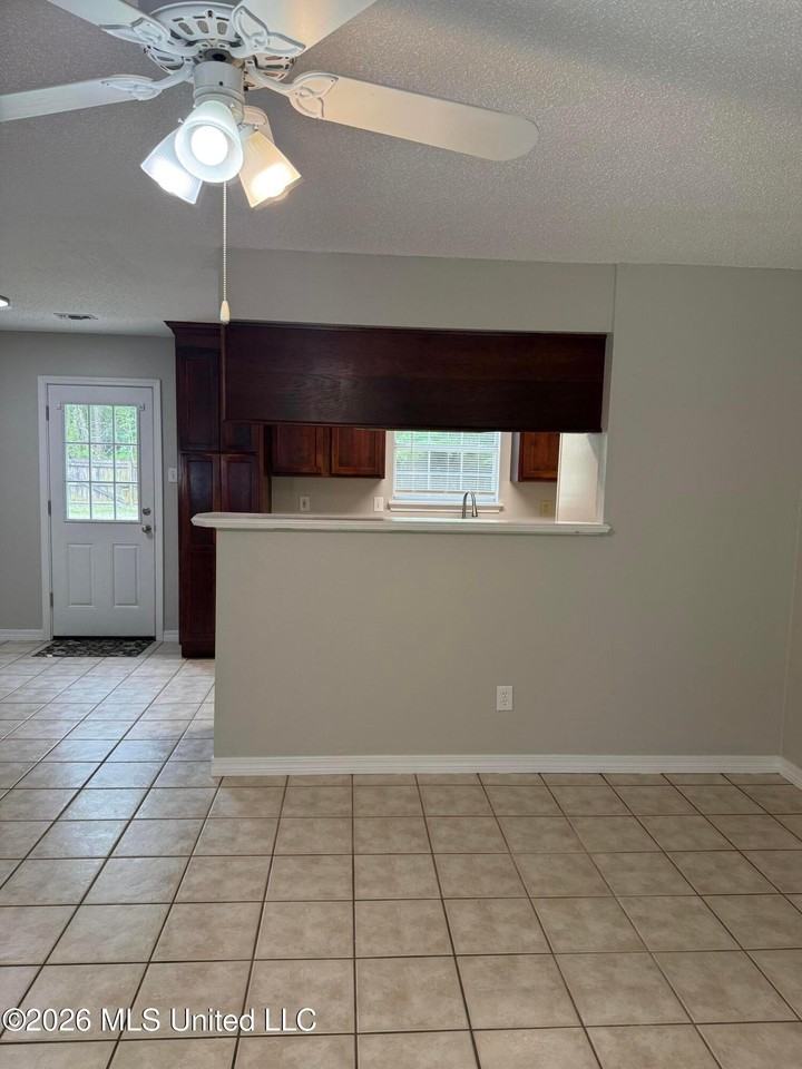 1105 Spruce St - Photo 3 of 11