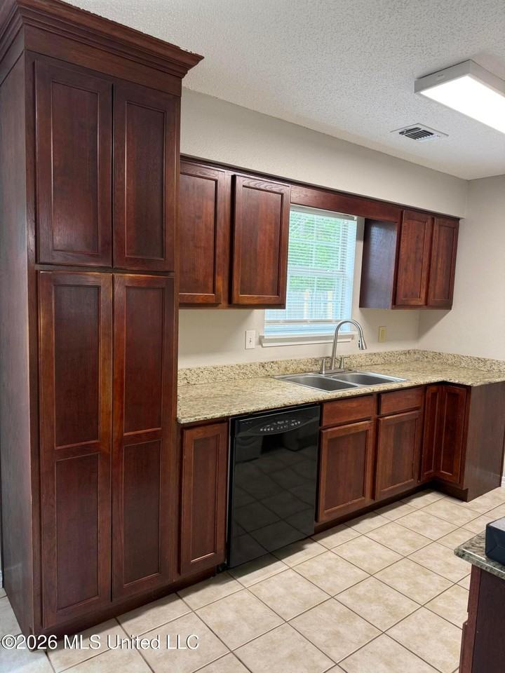 1105 Spruce St - Photo 4 of 11