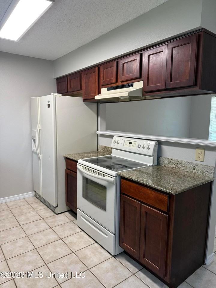 1105 Spruce St - Photo 5 of 11