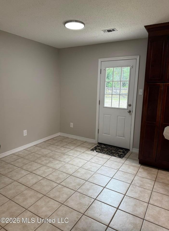 1105 Spruce St - Photo 6 of 11