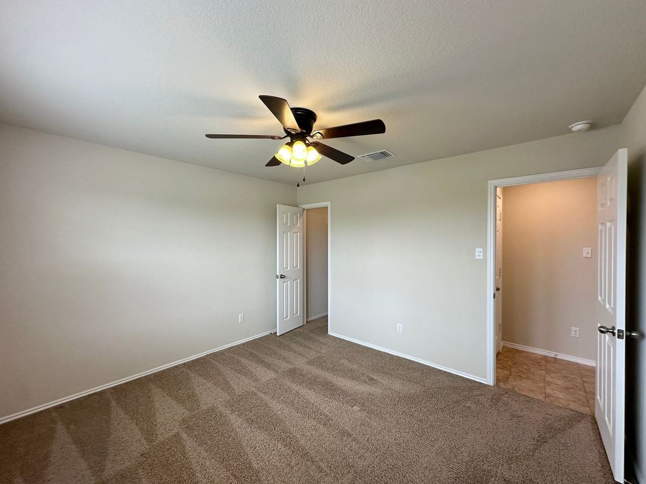 6116 Amelia Earhart Blvd - Photo 4 of 37