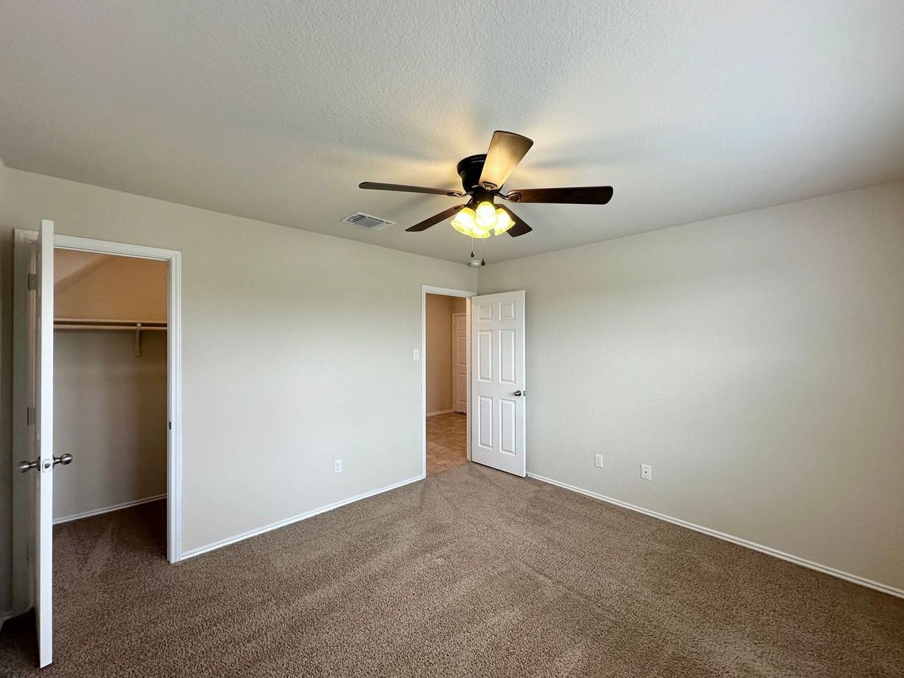 6116 Amelia Earhart Blvd - Photo 5 of 37