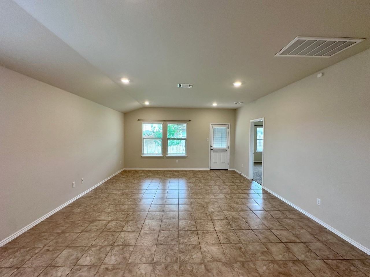 6116 Amelia Earhart Blvd - Photo 7 of 37
