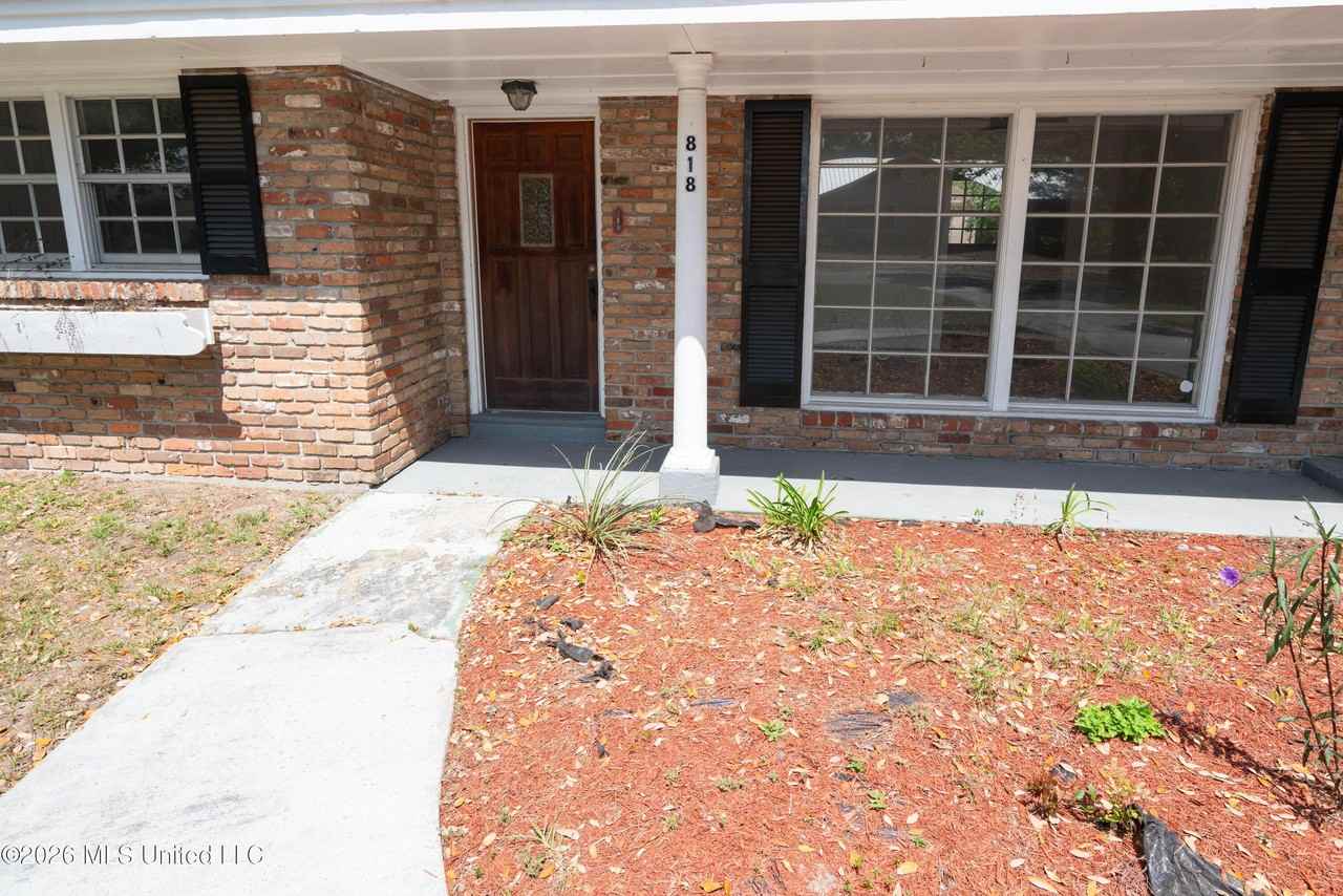 818 Lewis Ave - Photo 2 of 15