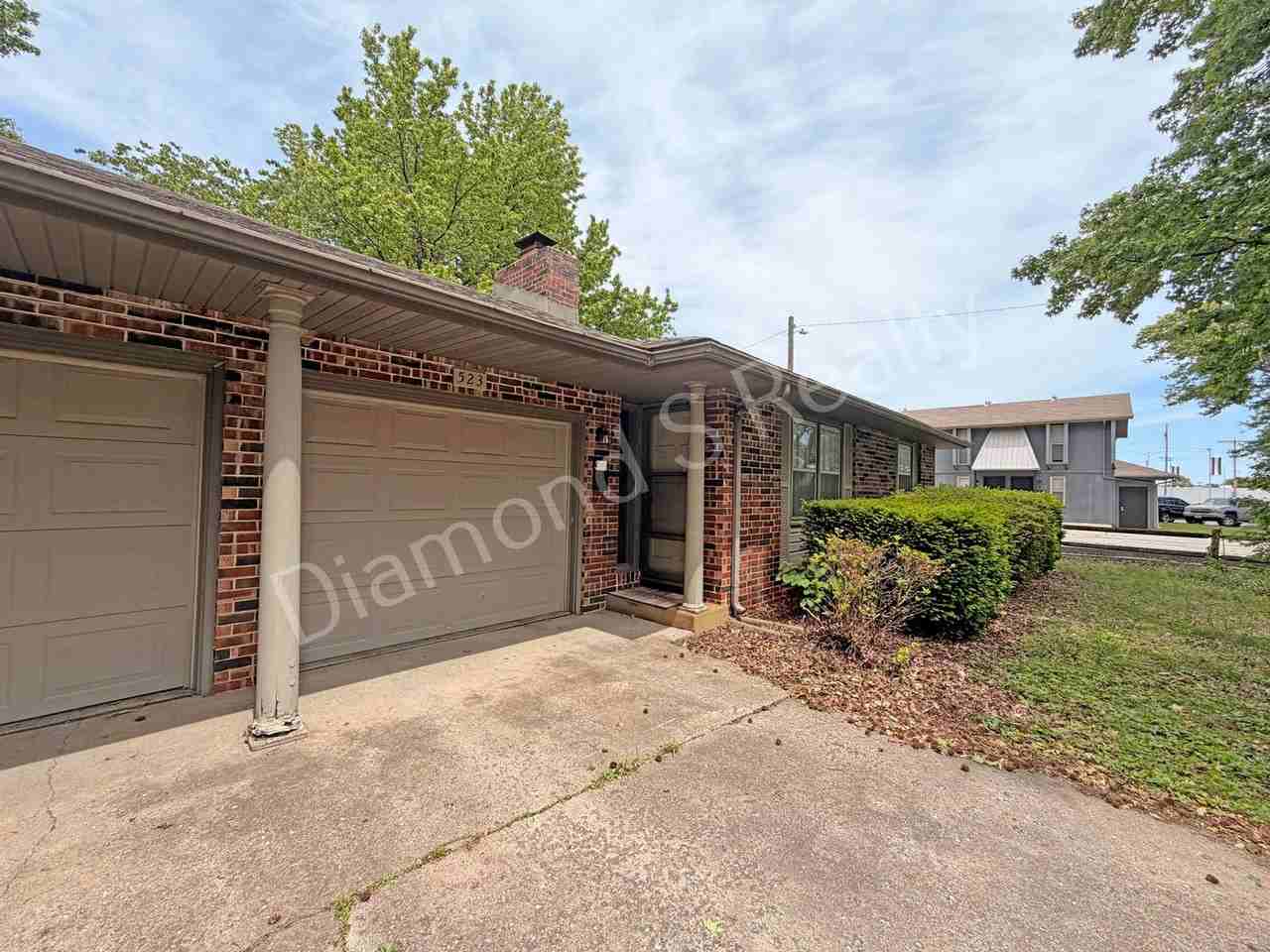 523 W Swan St - Photo 2 of 20