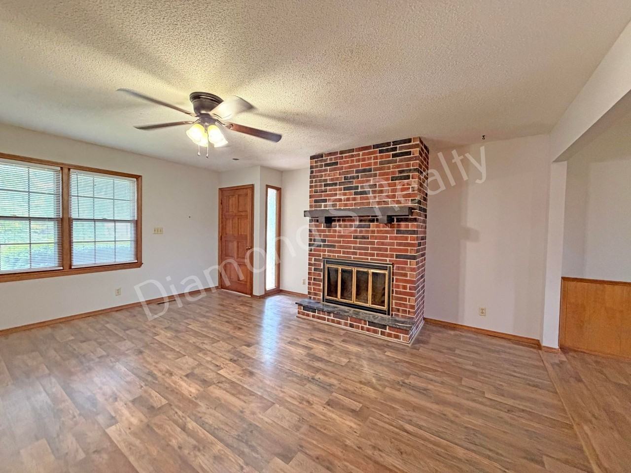 523 W Swan St - Photo 4 of 20