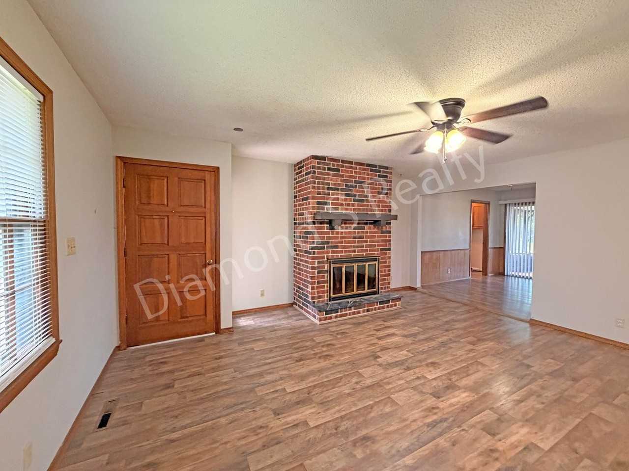 523 W Swan St - Photo 5 of 20