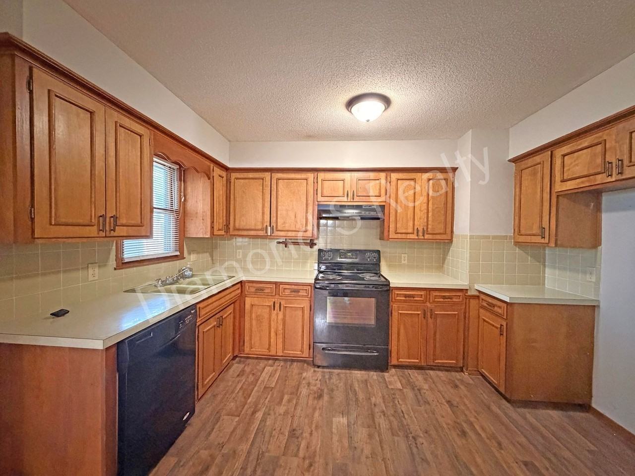 523 W Swan St - Photo 6 of 20