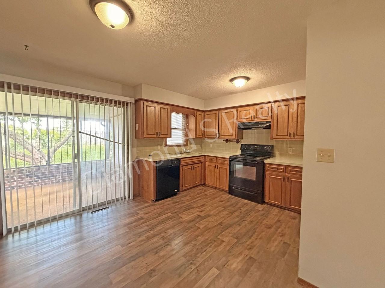 523 W Swan St - Photo 7 of 20