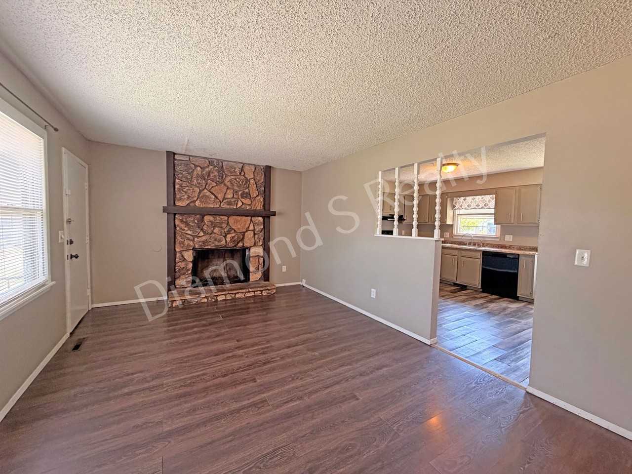 1006 W Edgewood St - Photo 4 of 18
