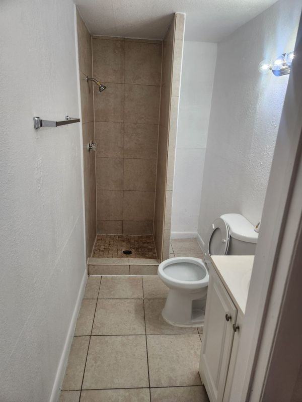 610 Ne 35th St ##3 - Photo 6 of 7