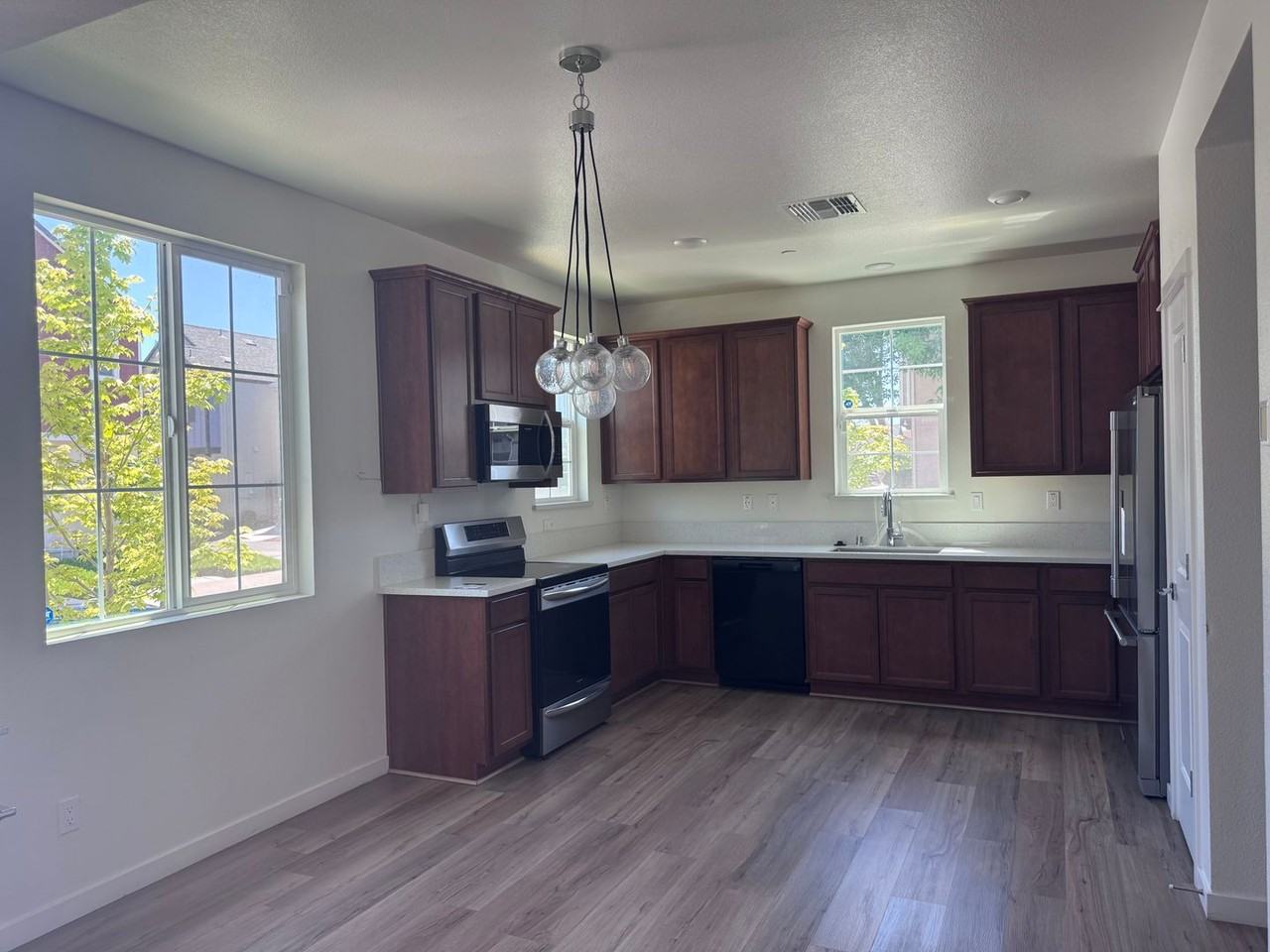 5019 Wuthering Ave - Photo 3 of 12