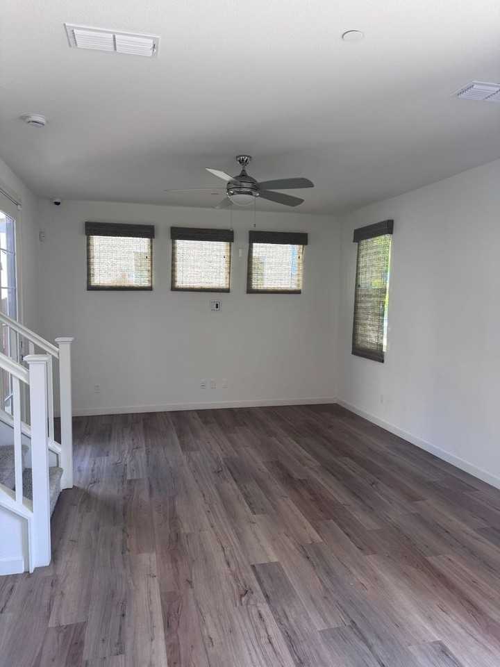5019 Wuthering Ave - Photo 4 of 12