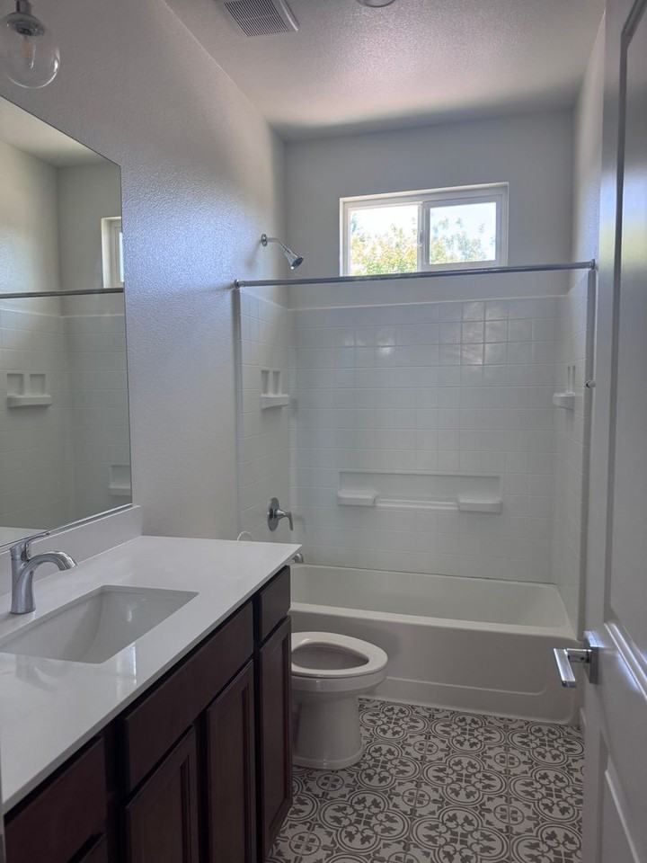5019 Wuthering Ave - Photo 5 of 12