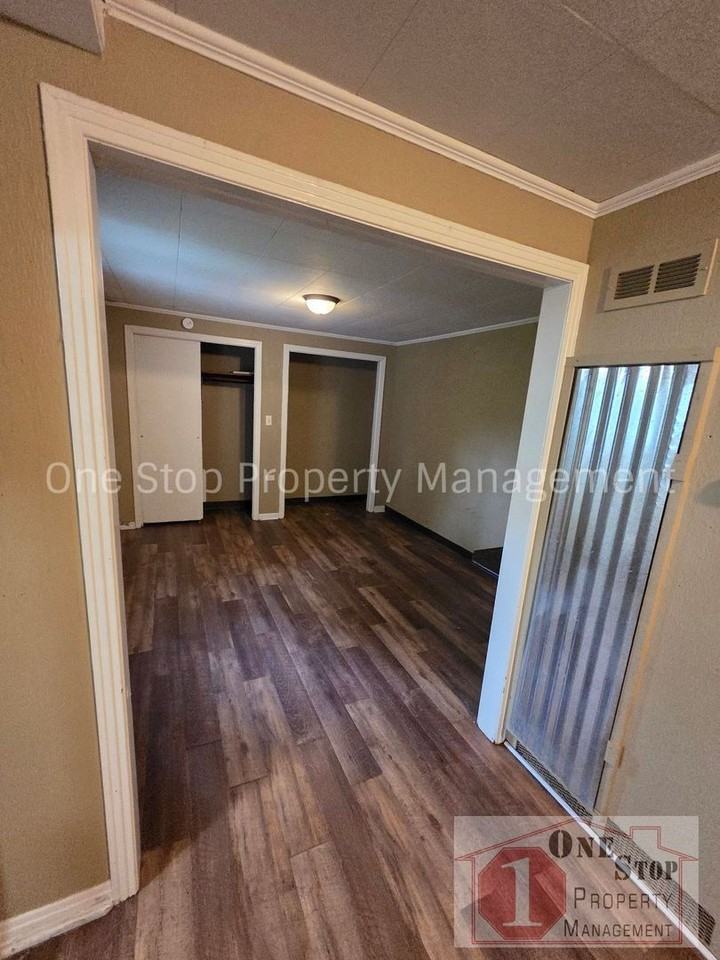 1312 1/2 N Main St - Photo 4 of 10