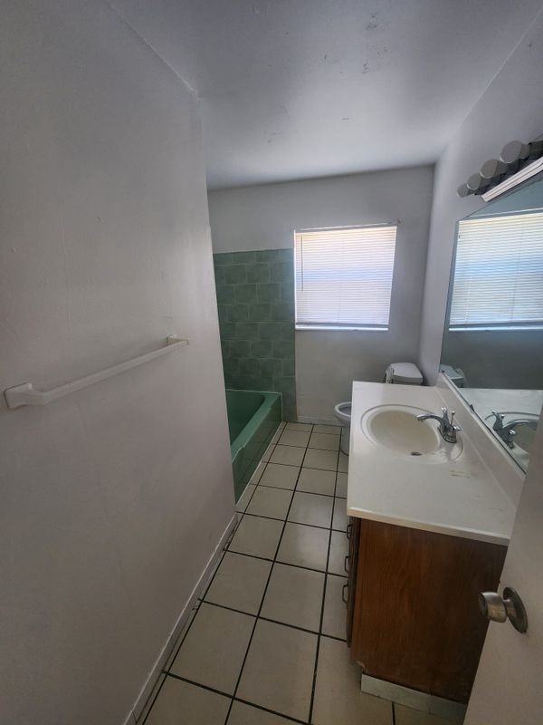 5425 Nw 15th Ct - Photo 5 of 9