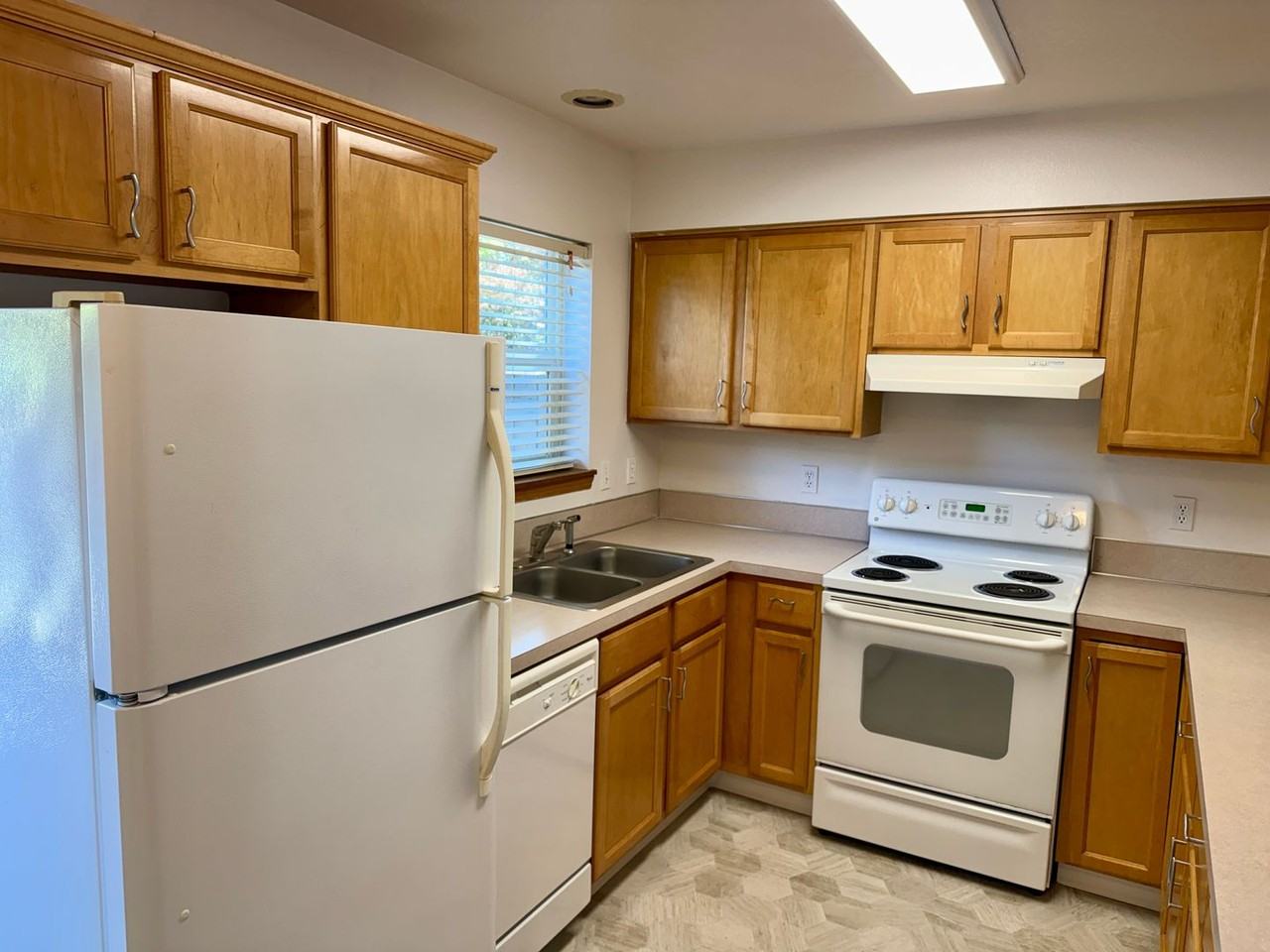 1123 Ne Emerson St - Photo 5 of 14