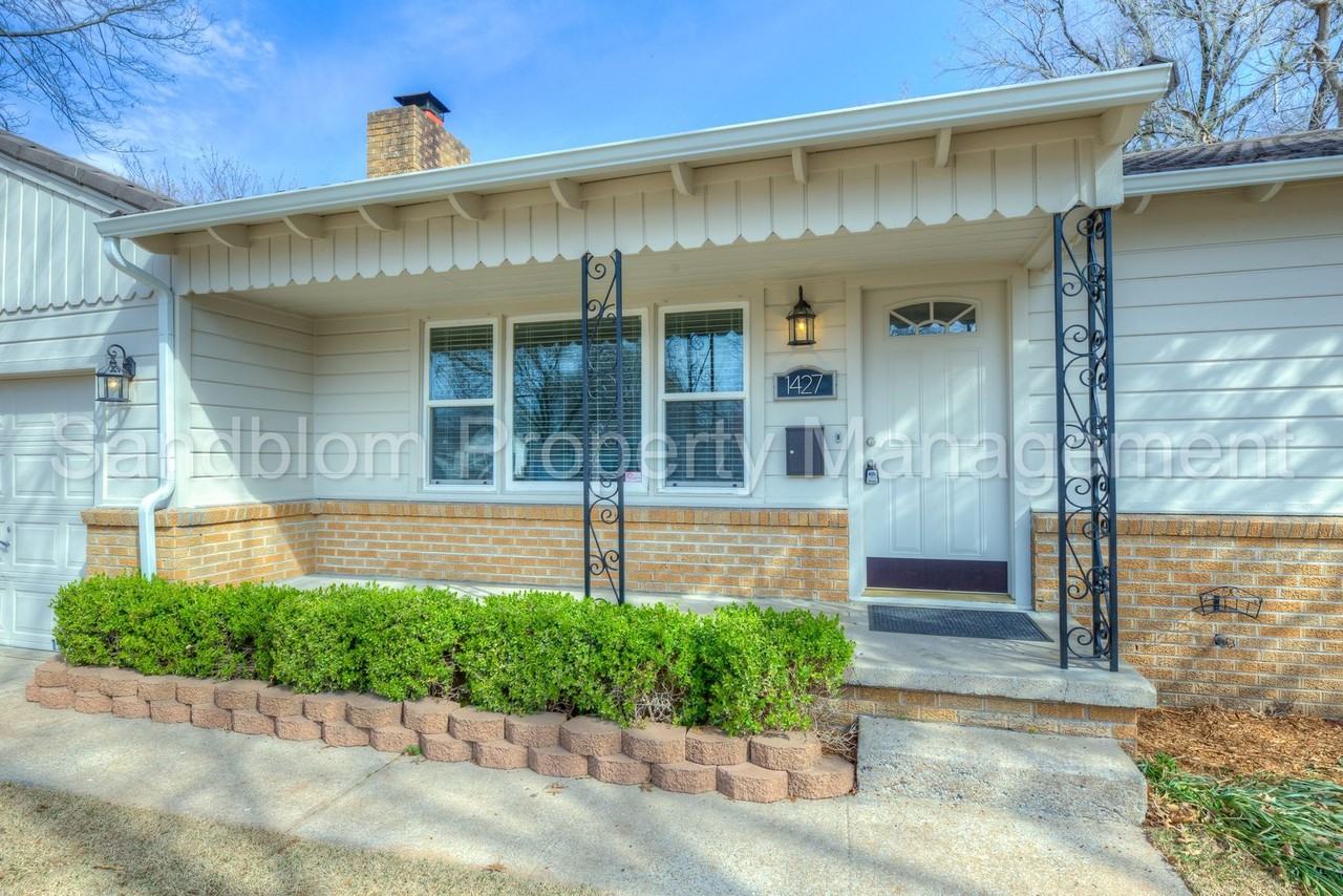 1427 E 53rd St - Photo 2 of 18