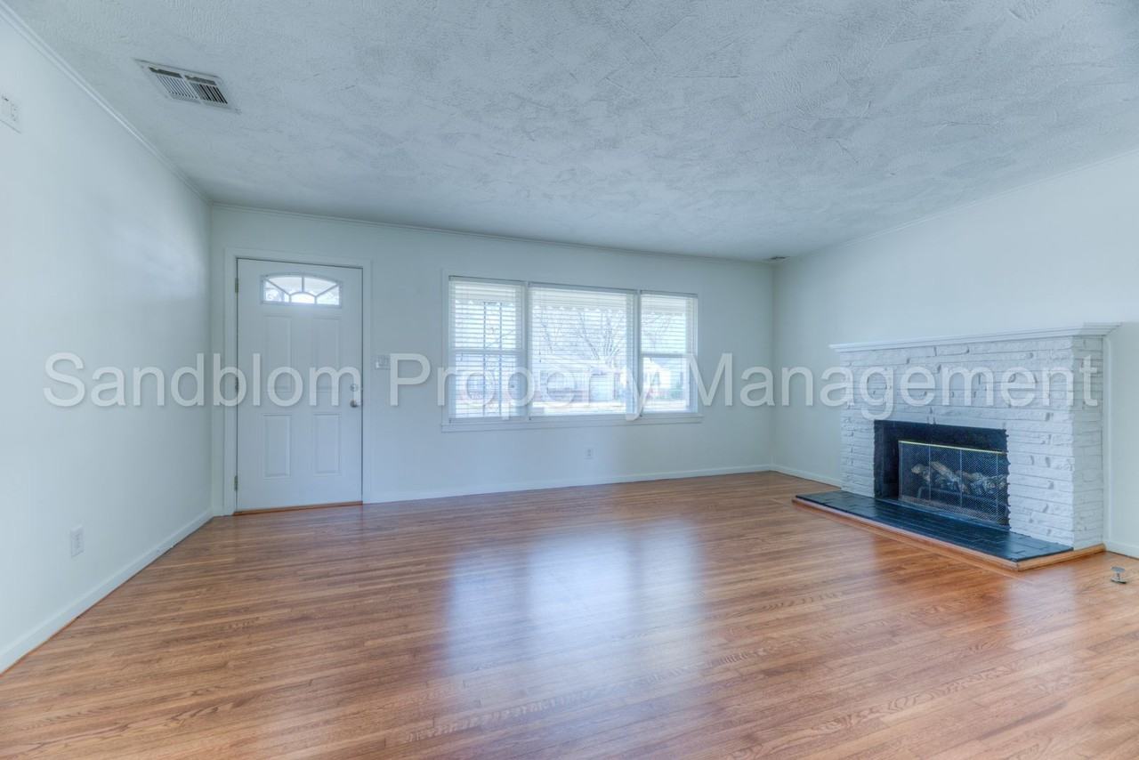 1427 E 53rd St - Photo 3 of 18