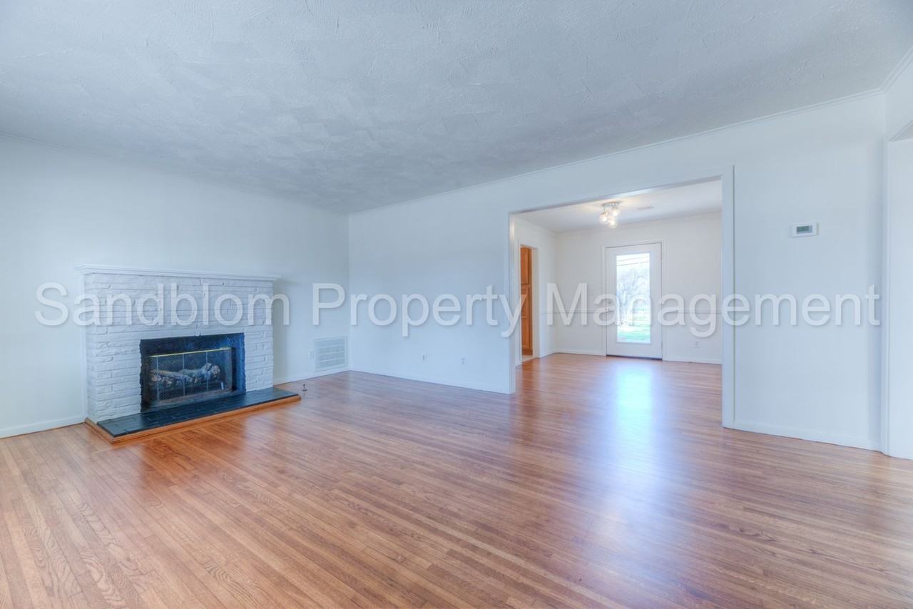 1427 E 53rd St - Photo 4 of 18