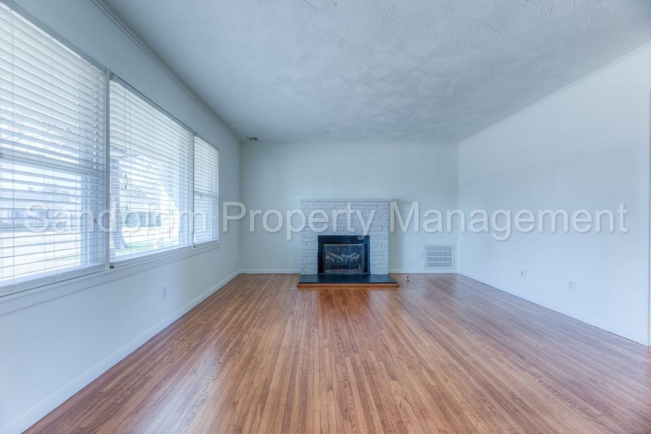 1427 E 53rd St - Photo 5 of 18