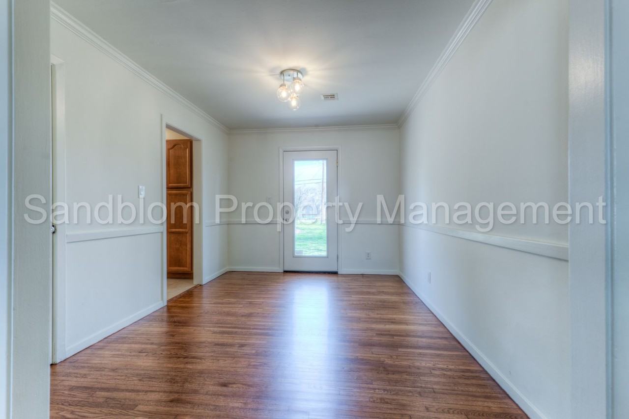 1427 E 53rd St - Photo 6 of 18