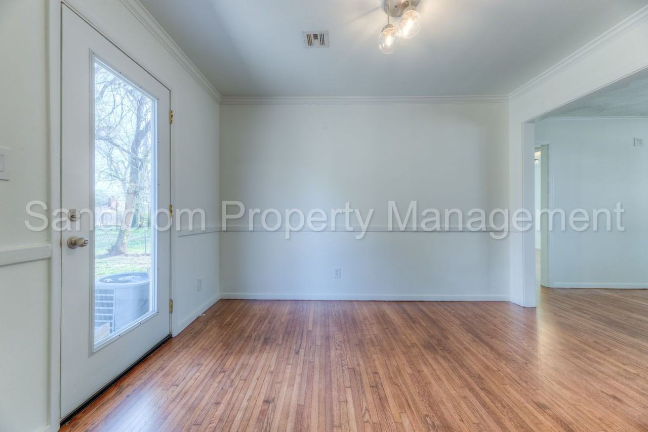 1427 E 53rd St - Photo 7 of 18