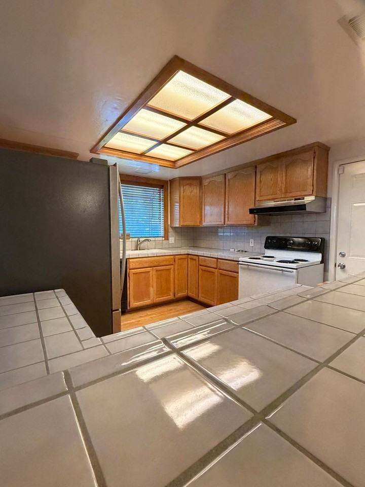 2055 Maryal Dr - Photo 3 of 10