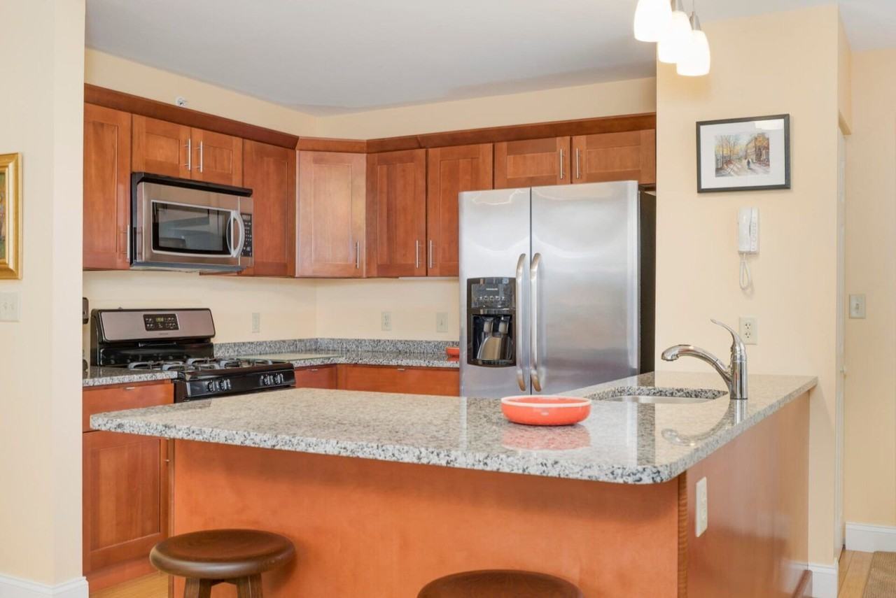 305 West Utica 2B/2B & Secure Parking Garage In the Heart of the Elmwood Village - Photo 6 of 36