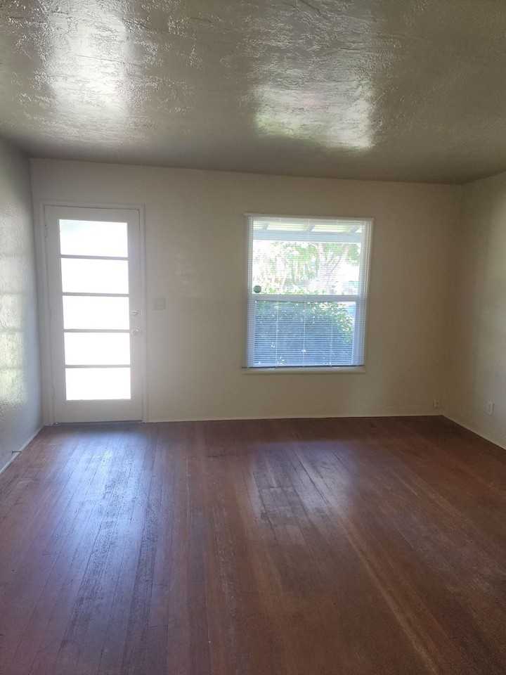 1605 Saint Clair St - Photo 4 of 26