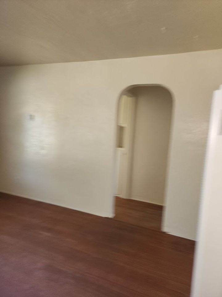 1605 Saint Clair St - Photo 5 of 26