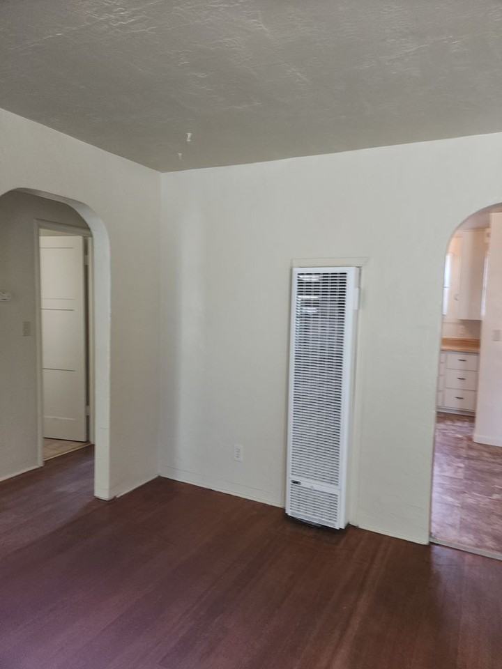 1605 Saint Clair St - Photo 6 of 26
