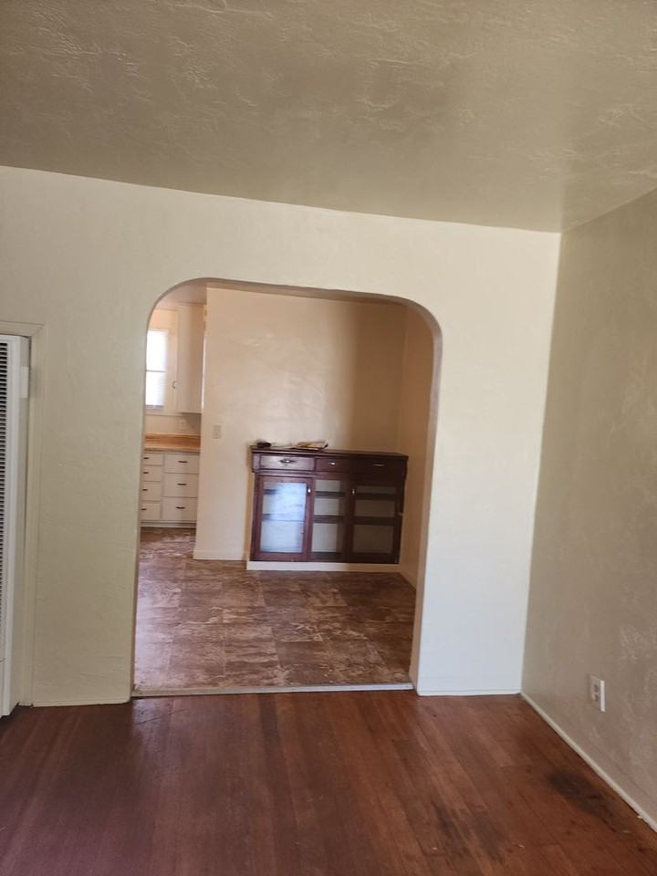 1605 Saint Clair St - Photo 7 of 26