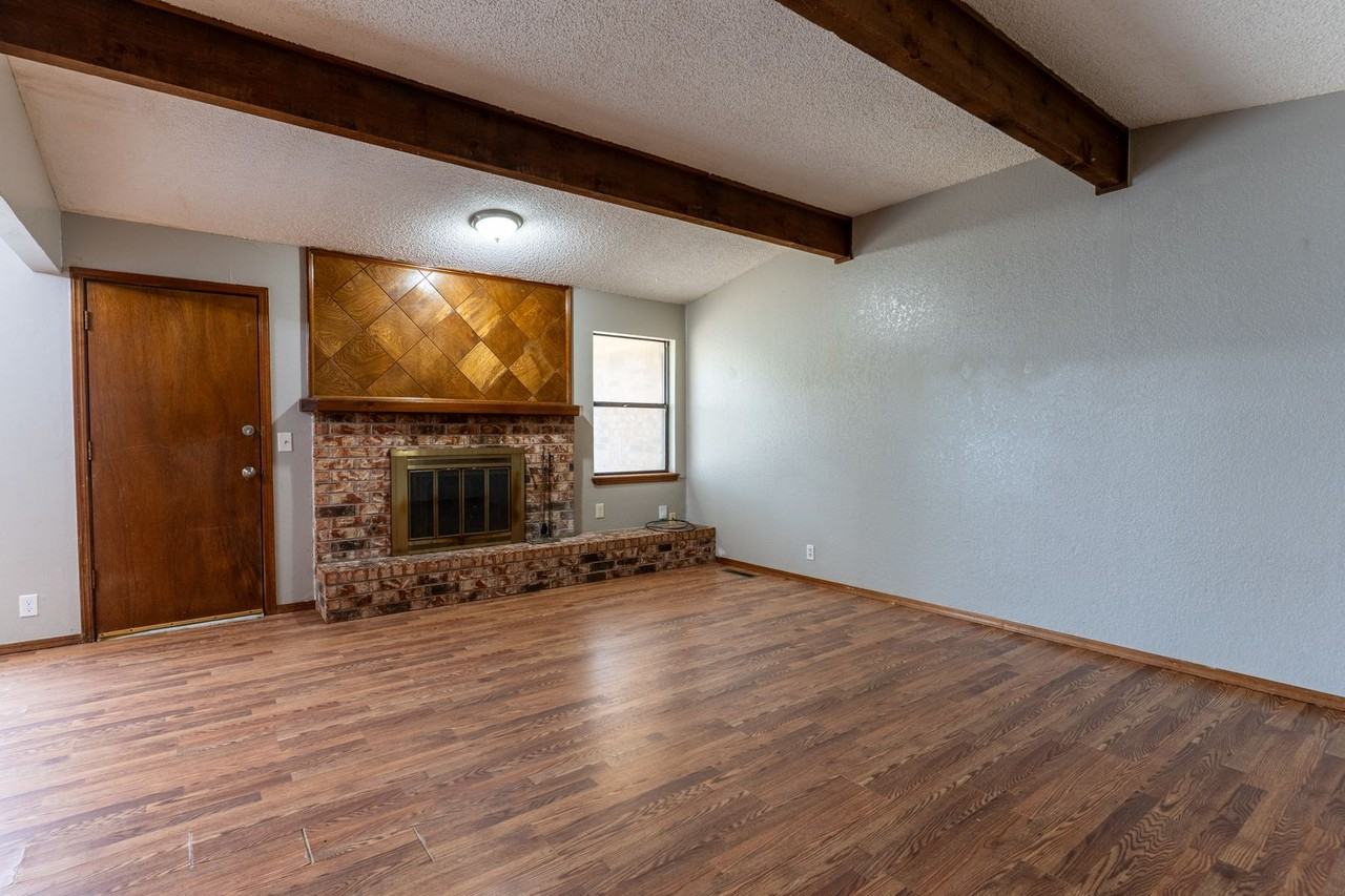 10321 Birkenhead Rd - Photo 2 of 10