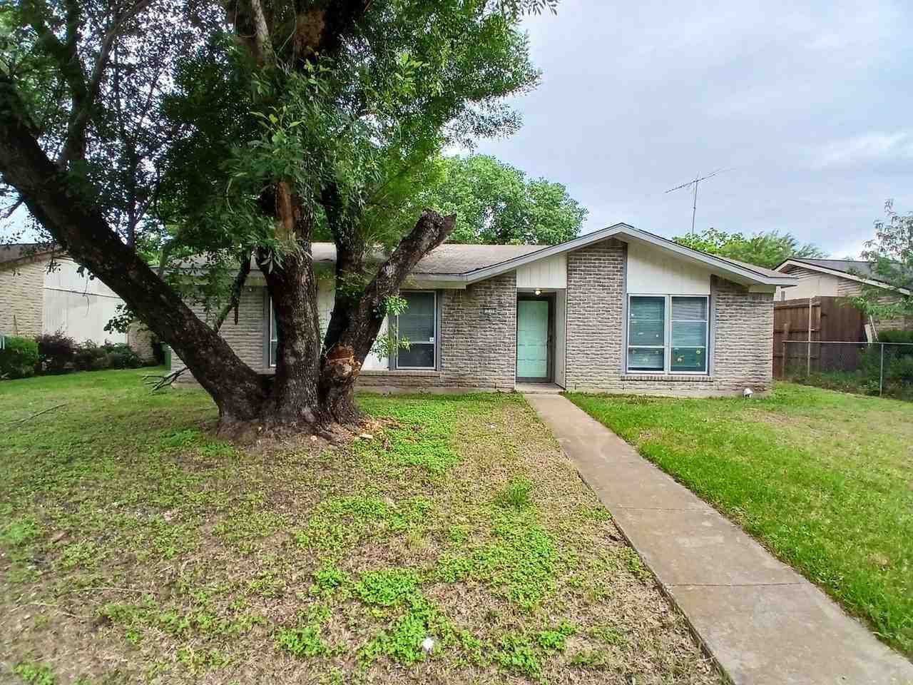 12109 Bishop Dr - Photo 2 of 42